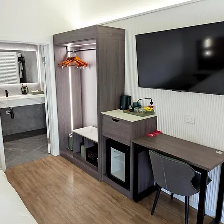 Ramada By Wyndham Cairns City Centre-3